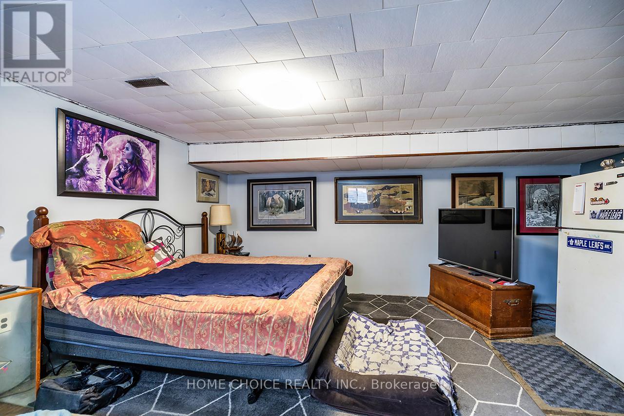 225 BARKLEY CRESCENT - 18