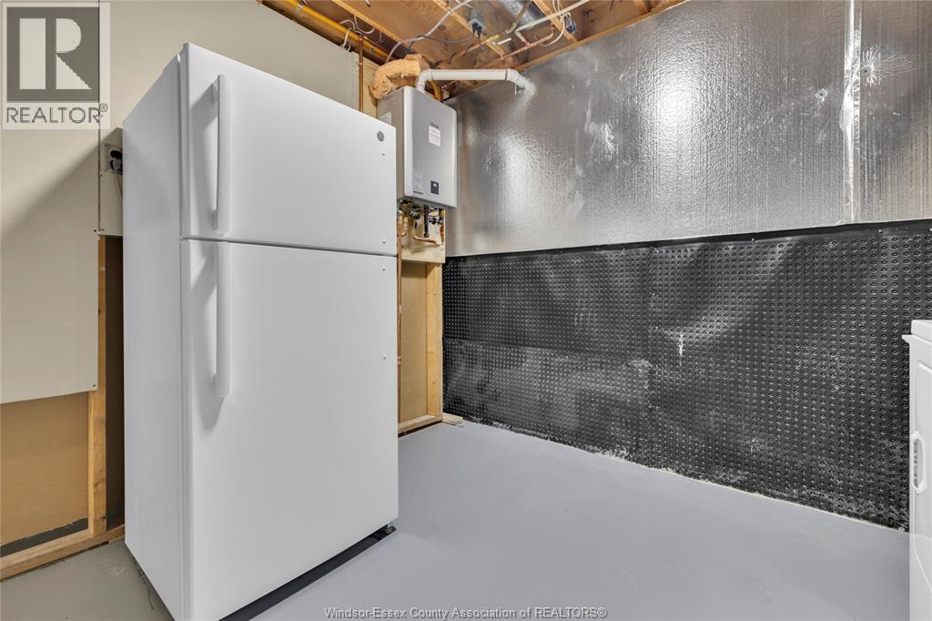 556 CLOVER, Windsor, Ontario, N8P1C6 — Photo 2