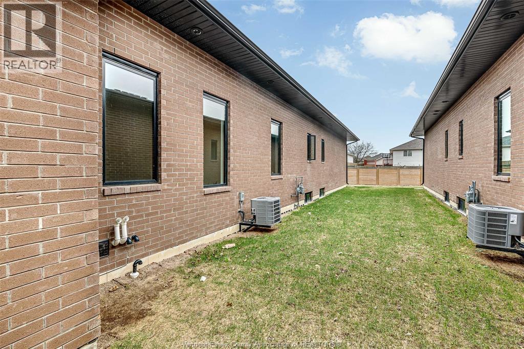 658 LILY MAC BOULEVARD, Windsor, Ontario, N9E0B1 — Photo 23