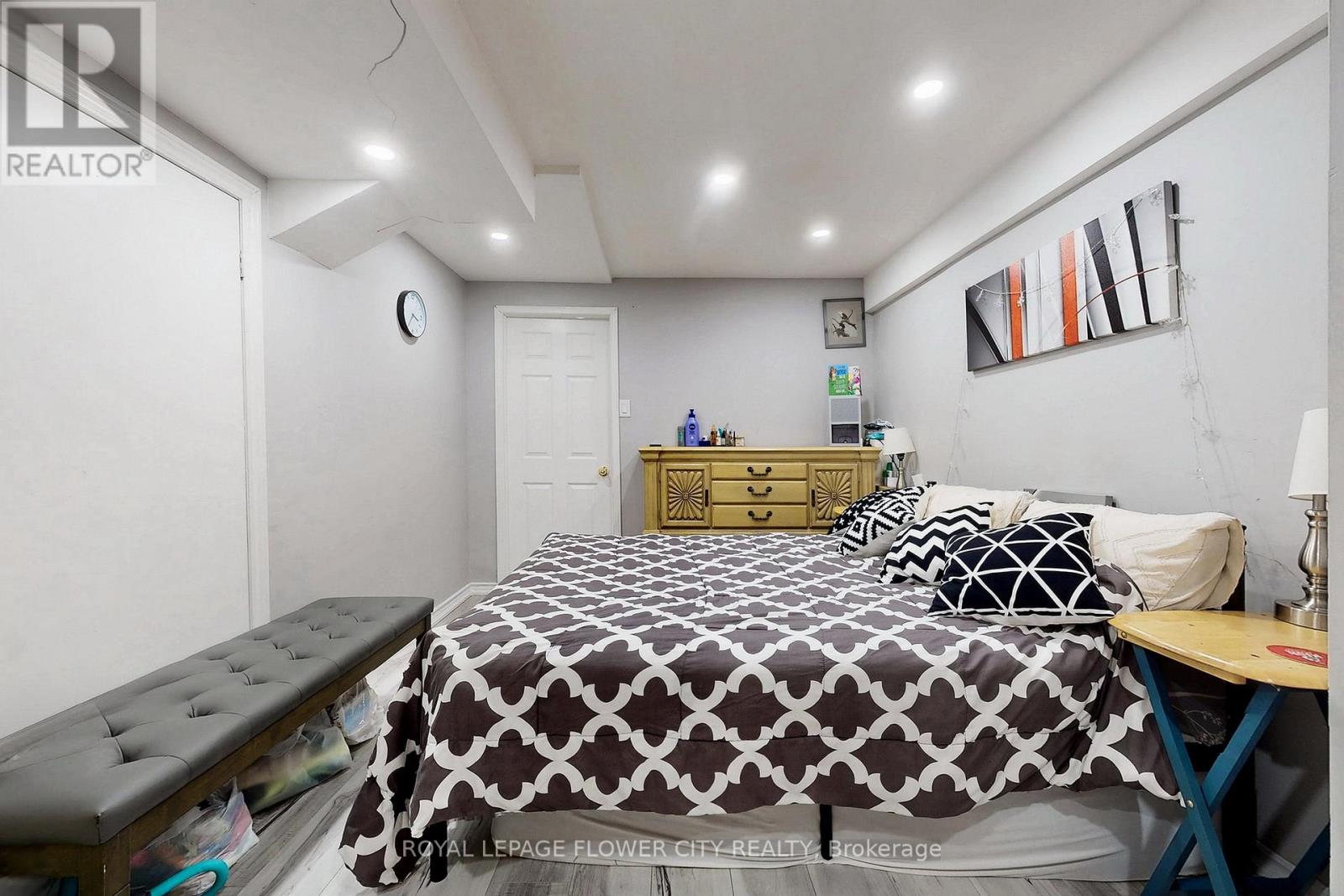 656 ESPRIT CRESCENT - 40