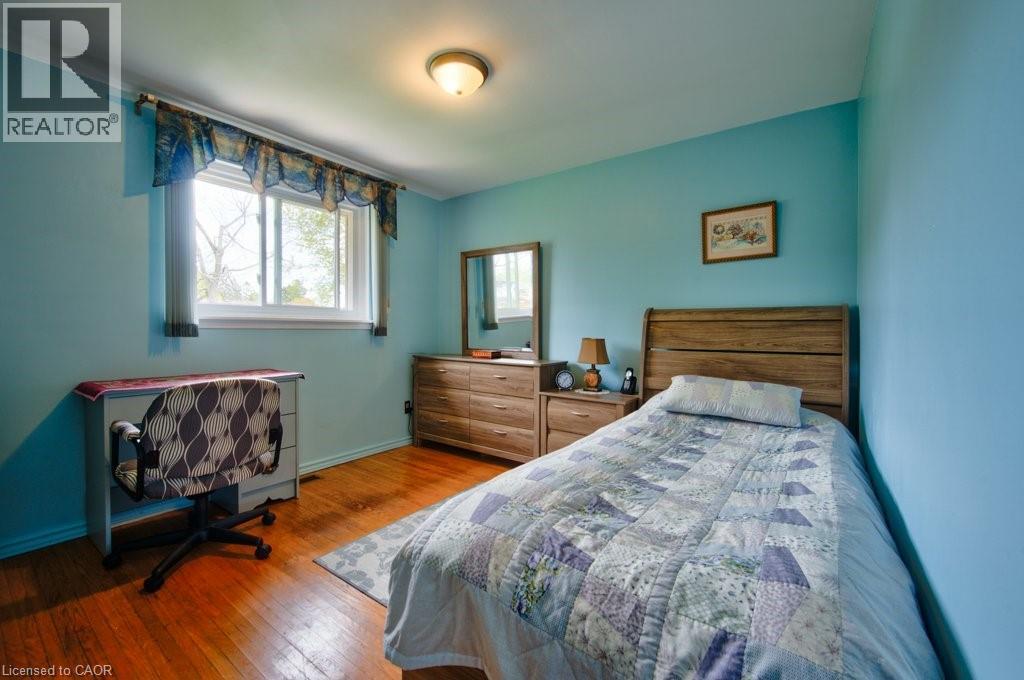 34 WESTWOOD Crescent, Kitchener, Ontario, N2M2L8 — Photo 4