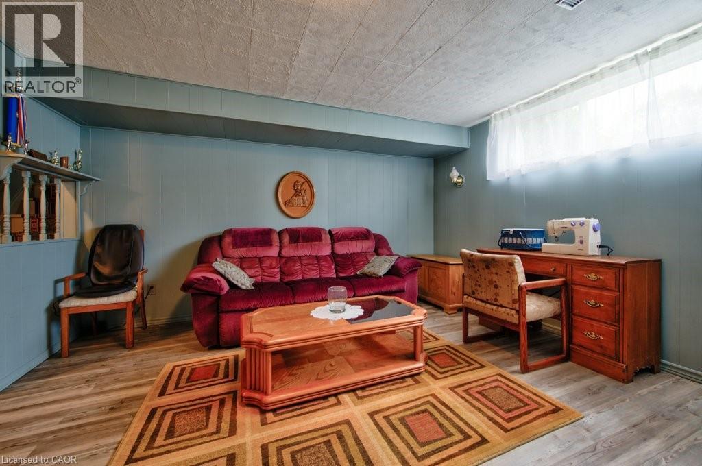 34 WESTWOOD Crescent - 31
