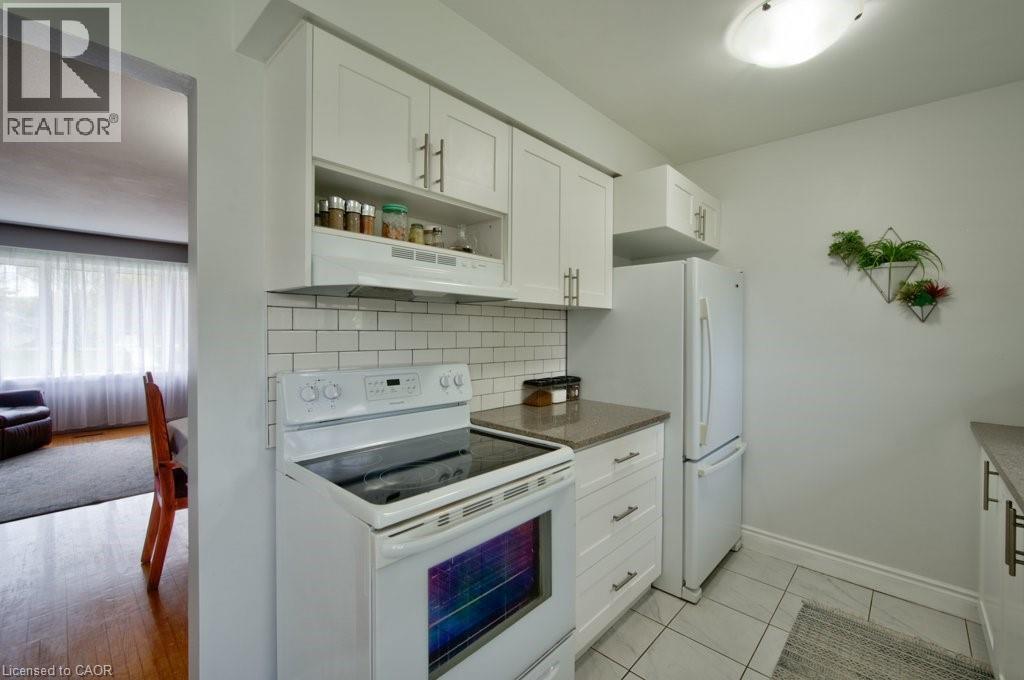 34 WESTWOOD Crescent, Kitchener, Ontario, N2M2L8 — Photo 2