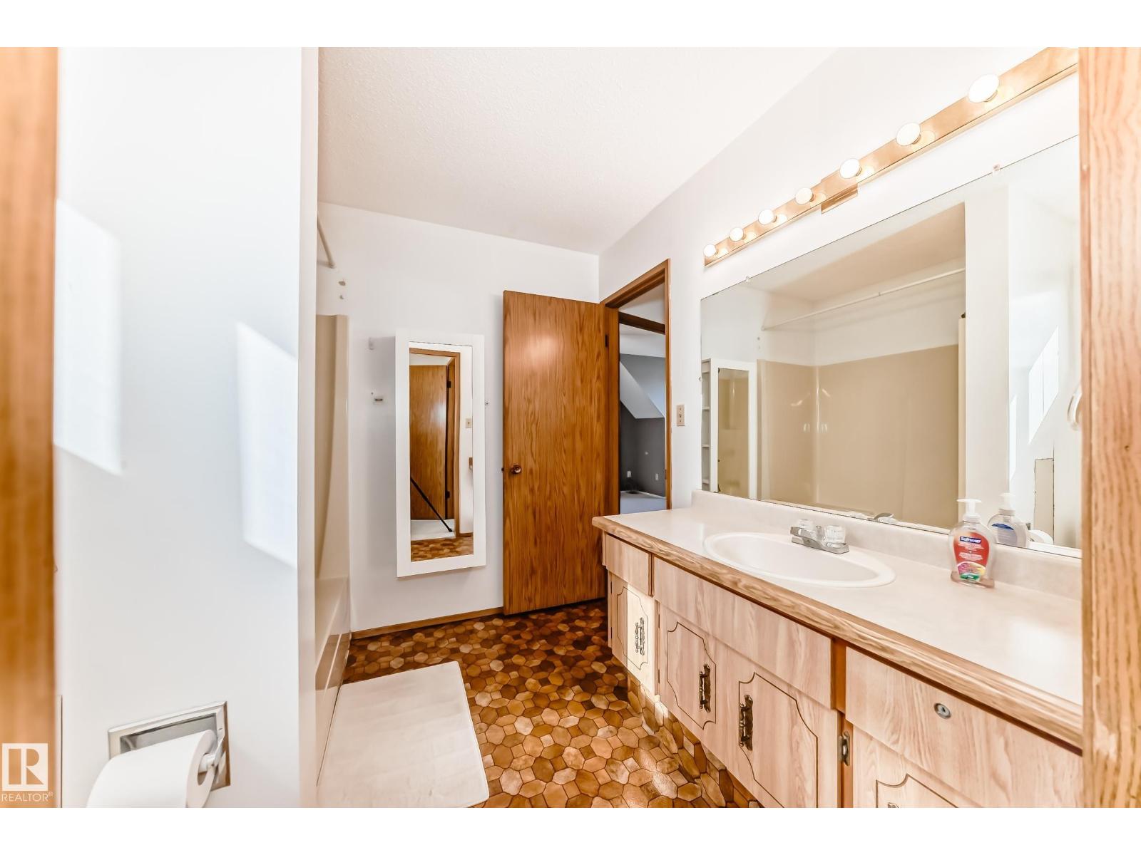 9528 189 ST NW - 26