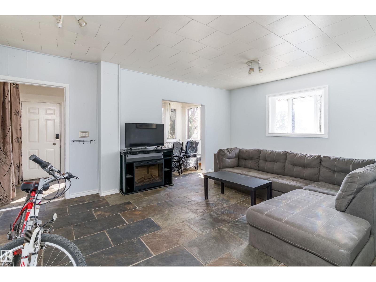 12770 117 ST NW - 4