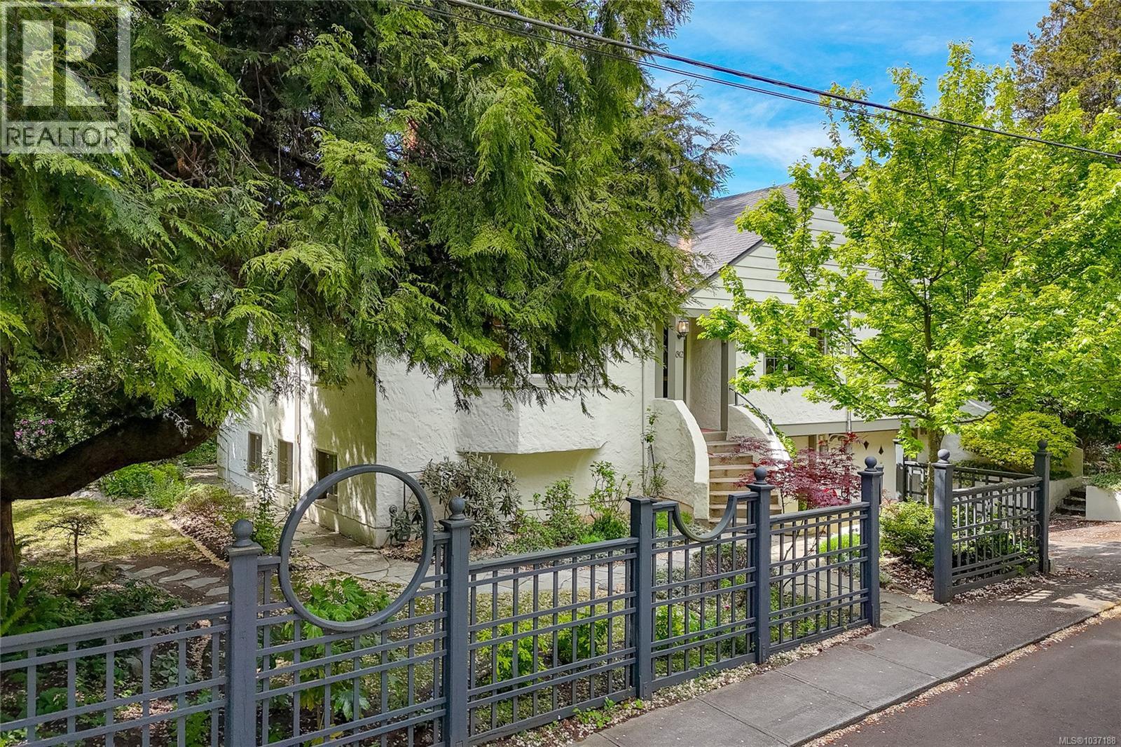 812 Langham Crt - 2