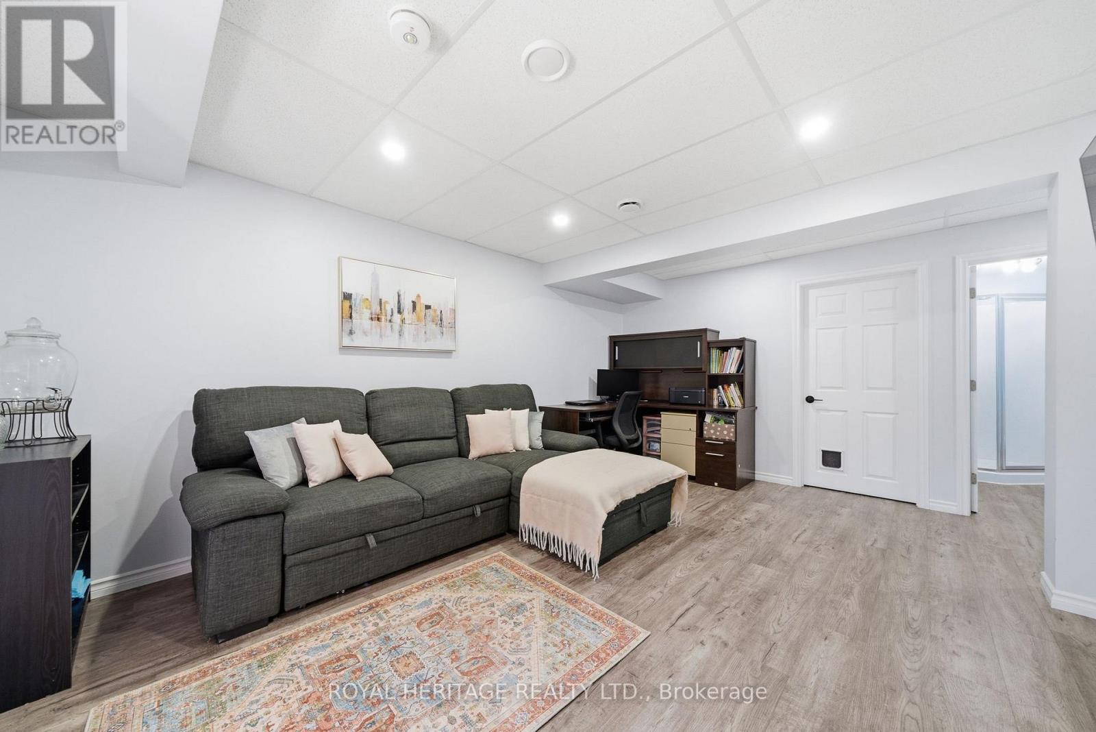33 DEWAL PLACE - 35