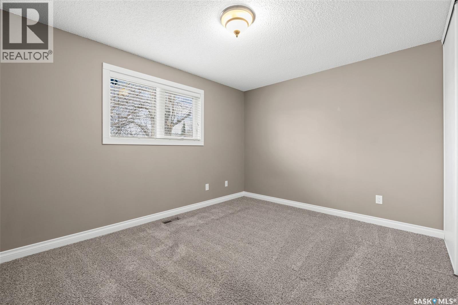 1015 Kenderdine DRIVE N - 12