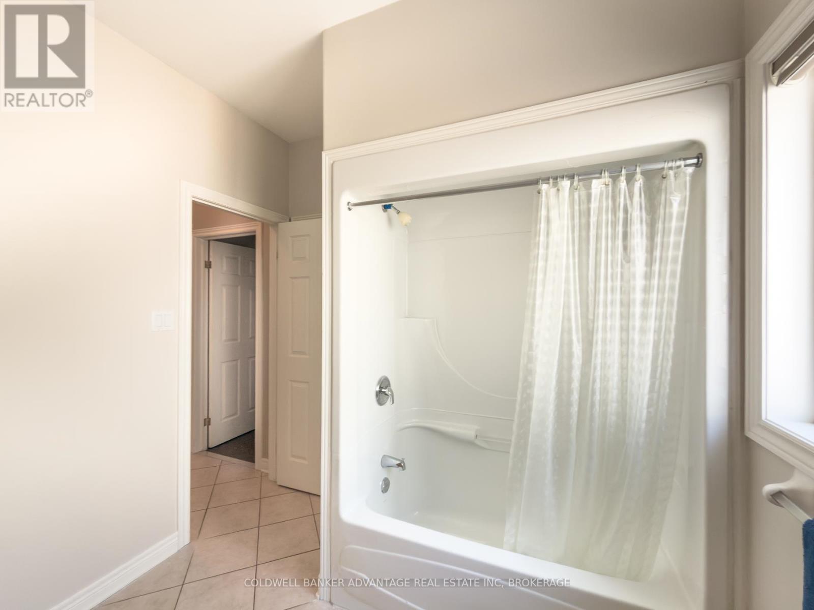 32 MICHAELA CRESCENT - 25