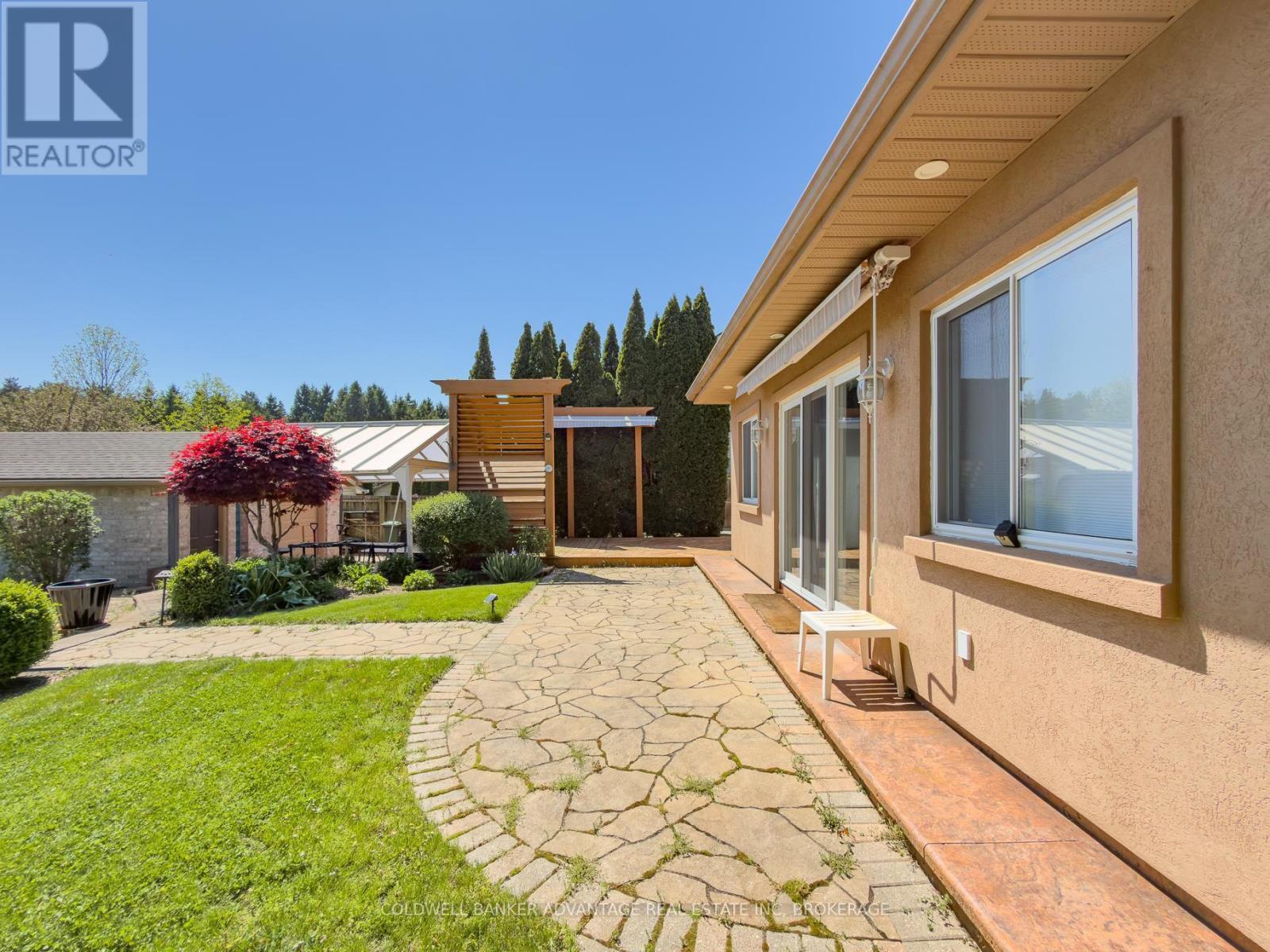 32 MICHAELA CRESCENT - 31