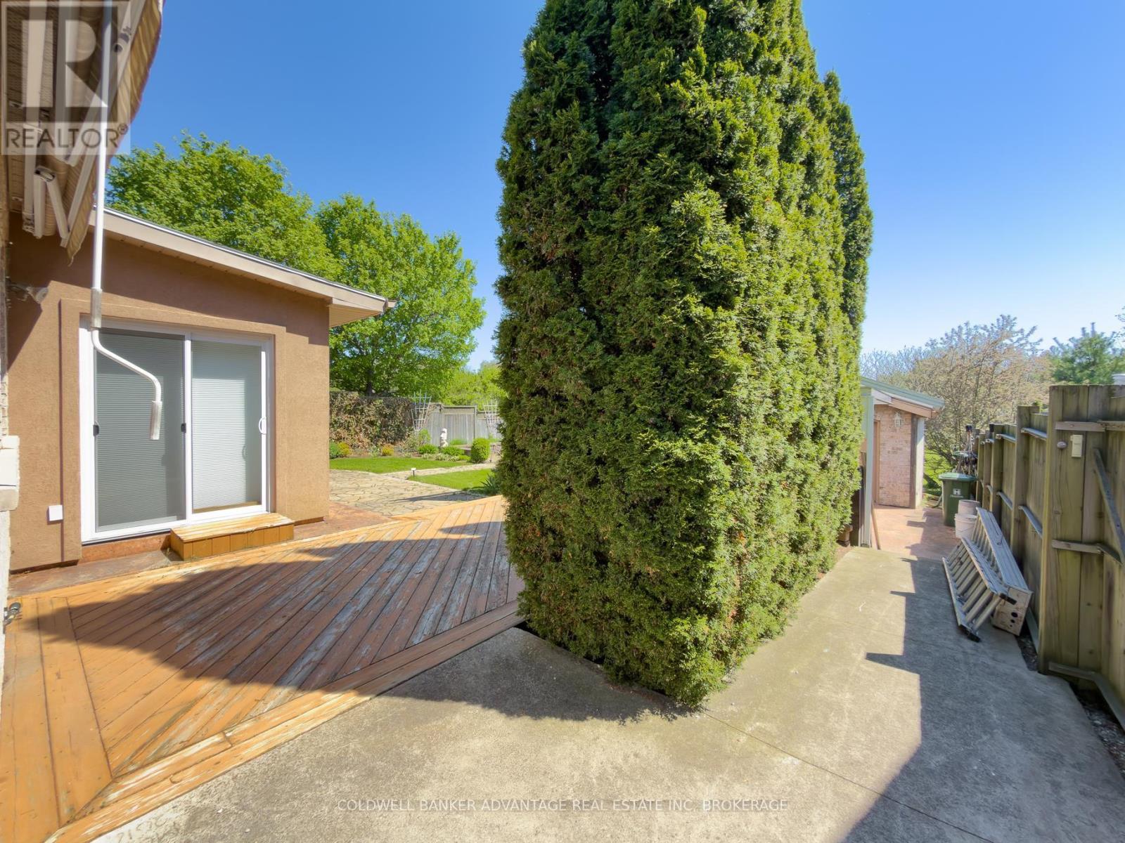 32 MICHAELA CRESCENT - 32