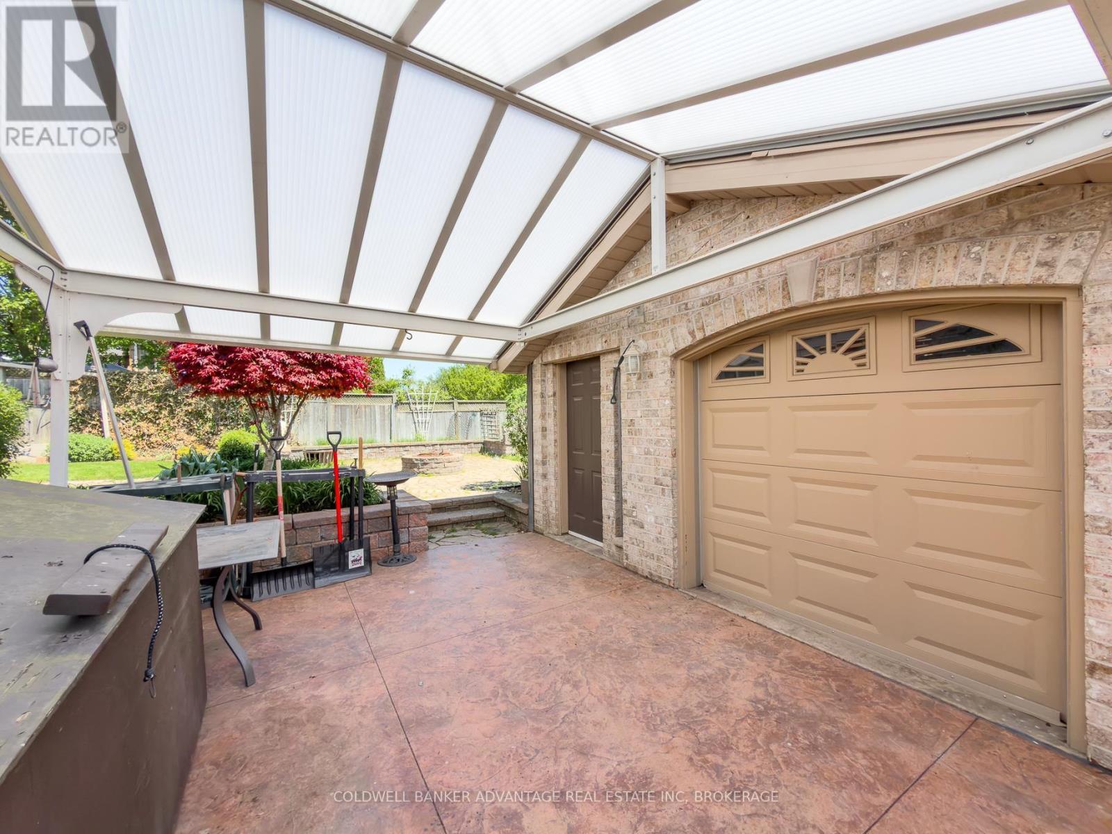 32 MICHAELA CRESCENT - 33