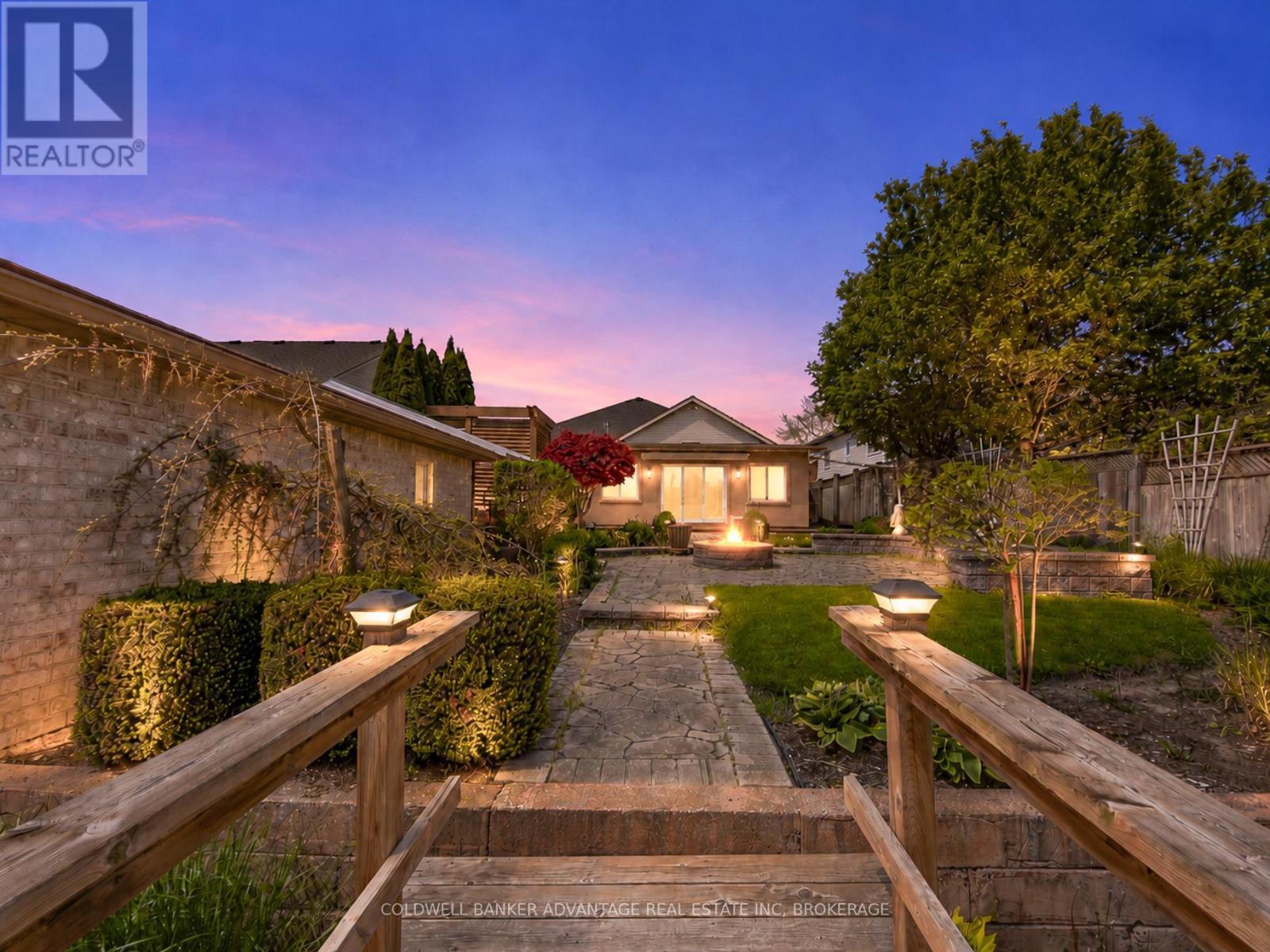 32 MICHAELA CRESCENT - 36