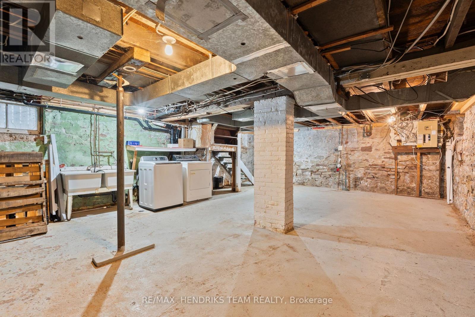 9 1/2 ELIZABETH STREET - 29