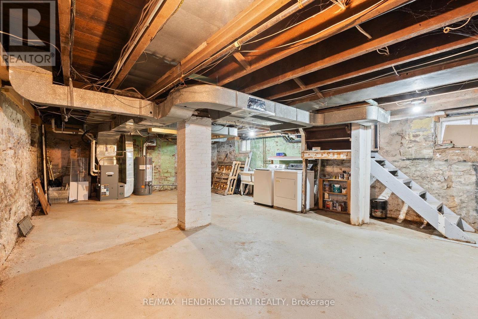9 1/2 ELIZABETH STREET - 30