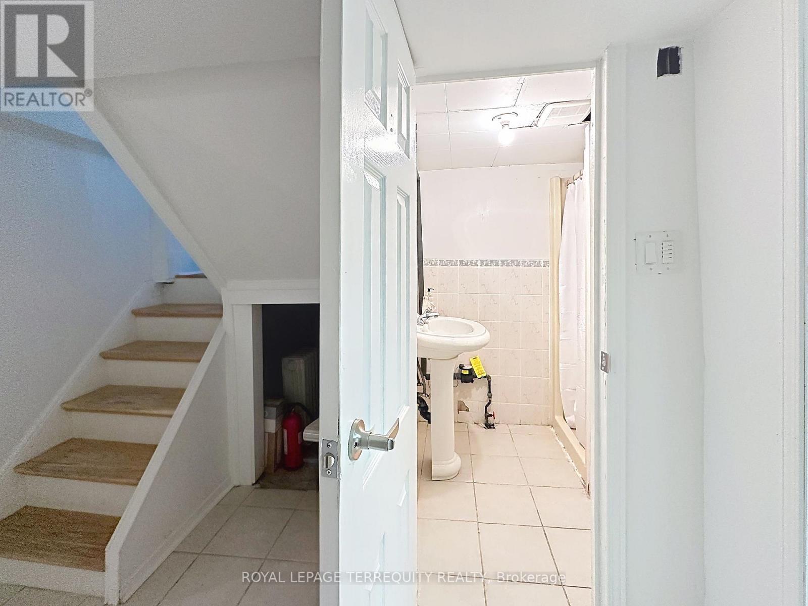 57 QUEENSDALE AVENUE - 26