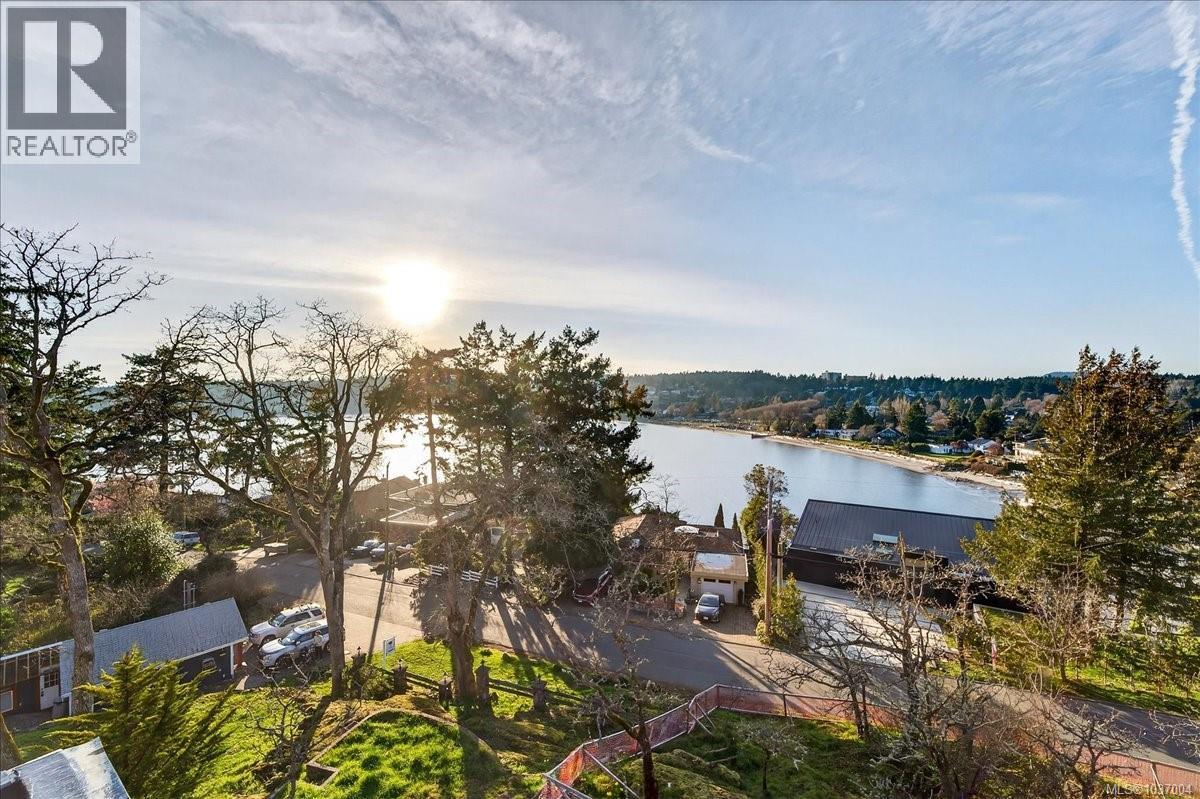 3 2737 Tudor Avenue, Saanich