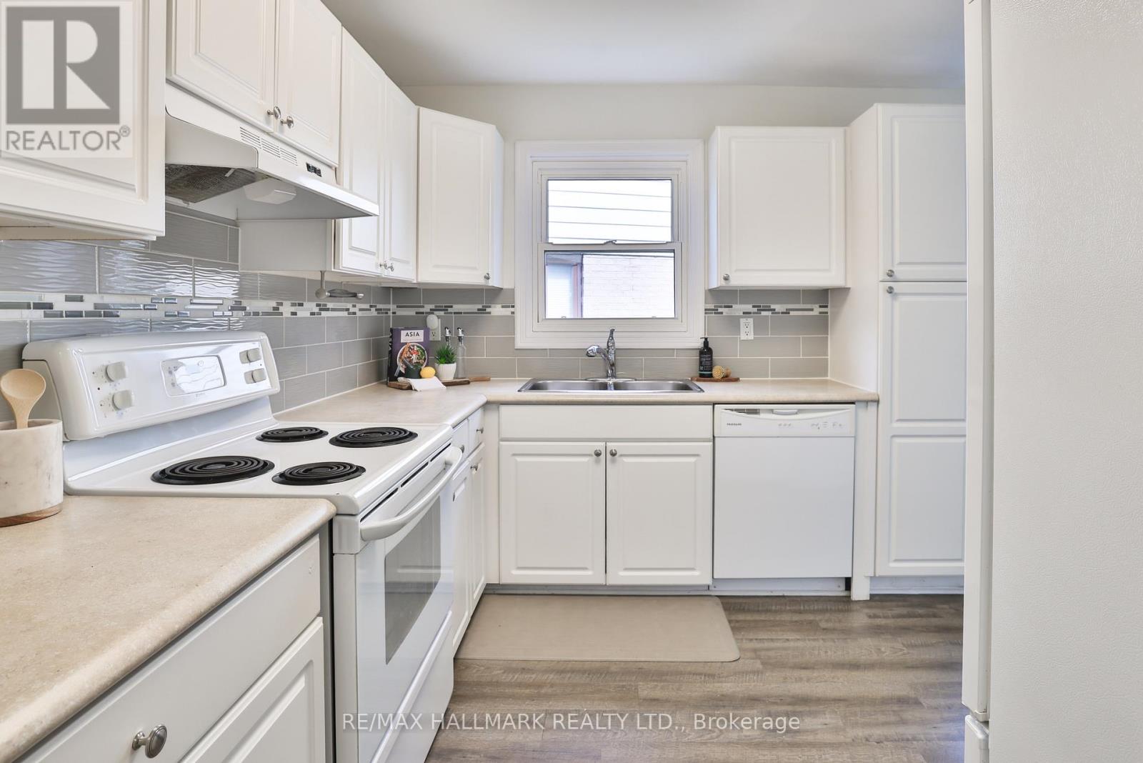 192 MARTINDALE CRESCENT - 11