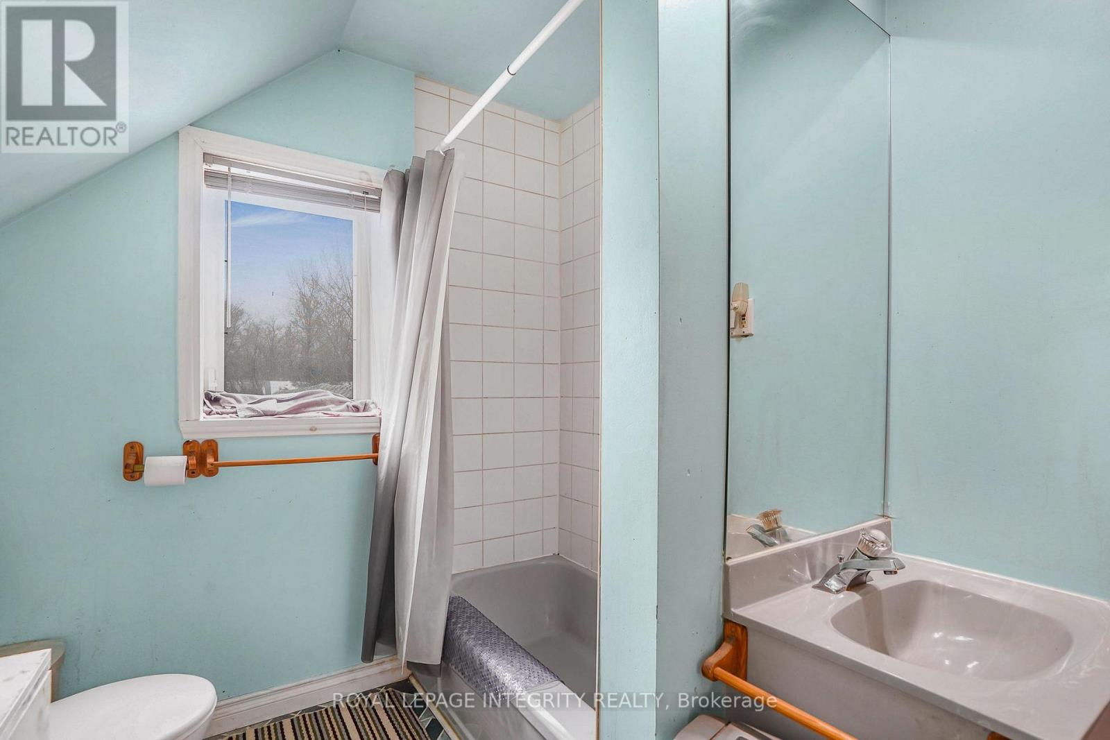 259 BISHOP STREET N - 5