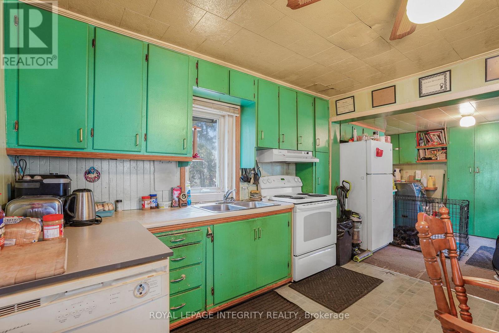 259 BISHOP STREET N - 4