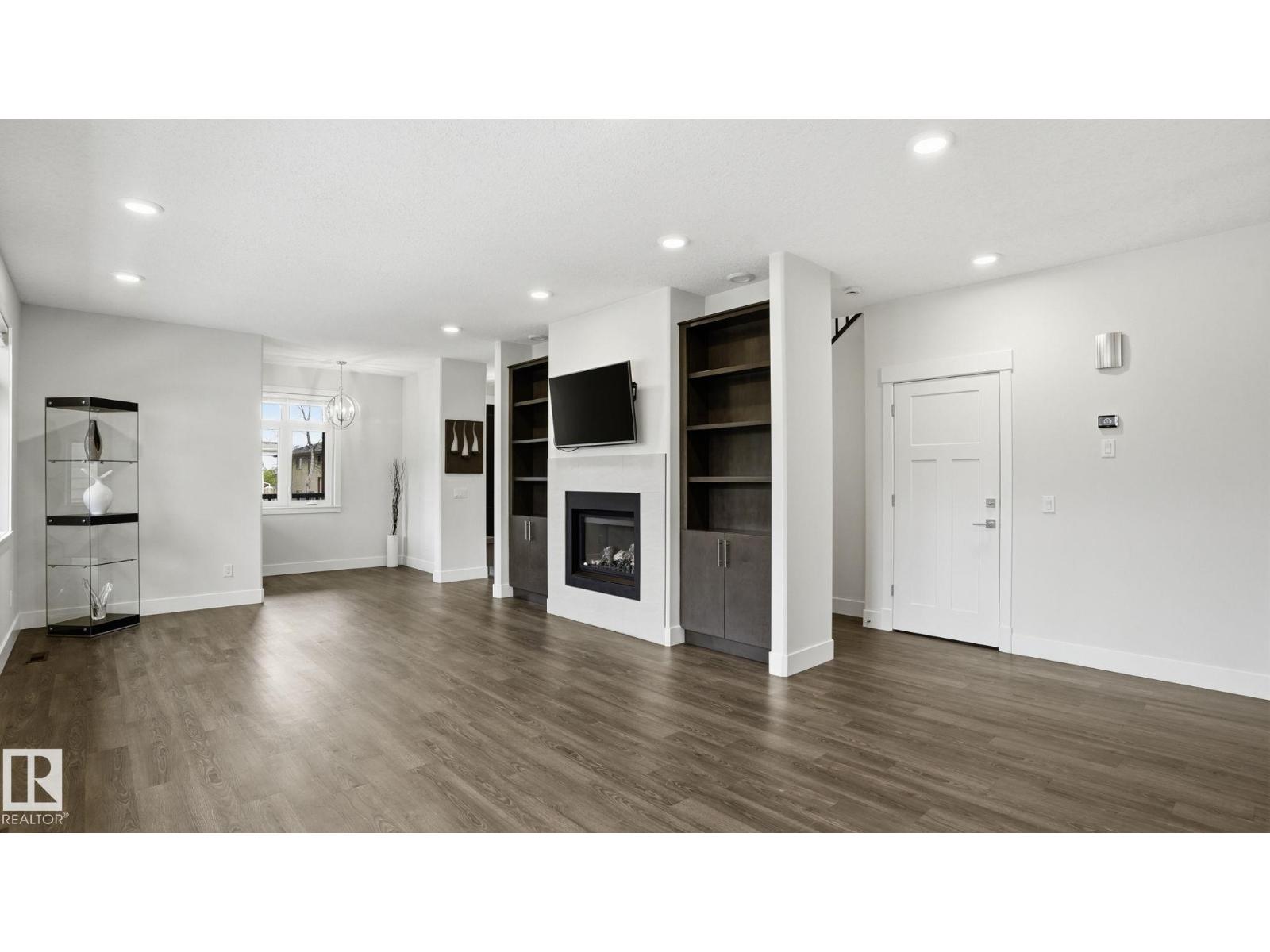 11002 University AV NW - 9