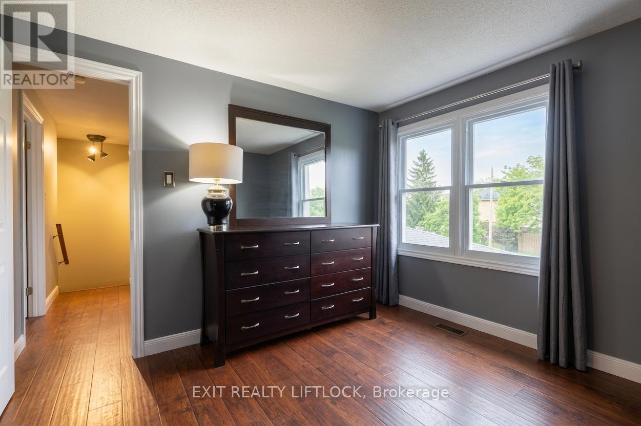 84 HILLHURST CRESCENT - 17