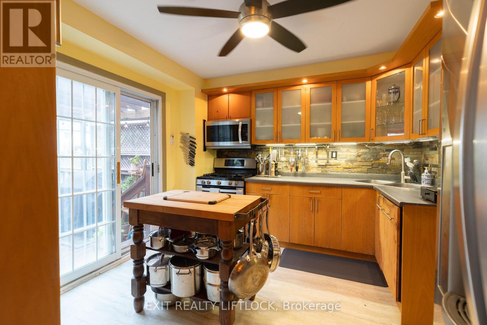 84 HILLHURST CRESCENT - 8