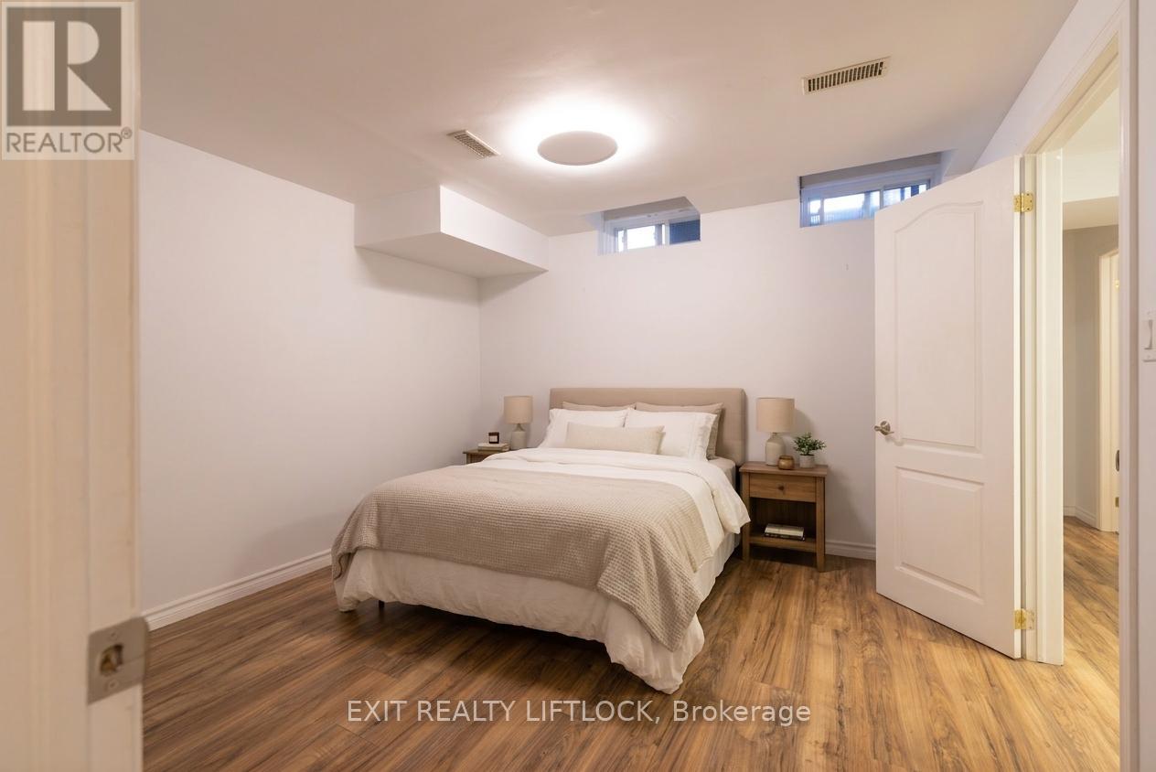 84 HILLHURST CRESCENT - 23