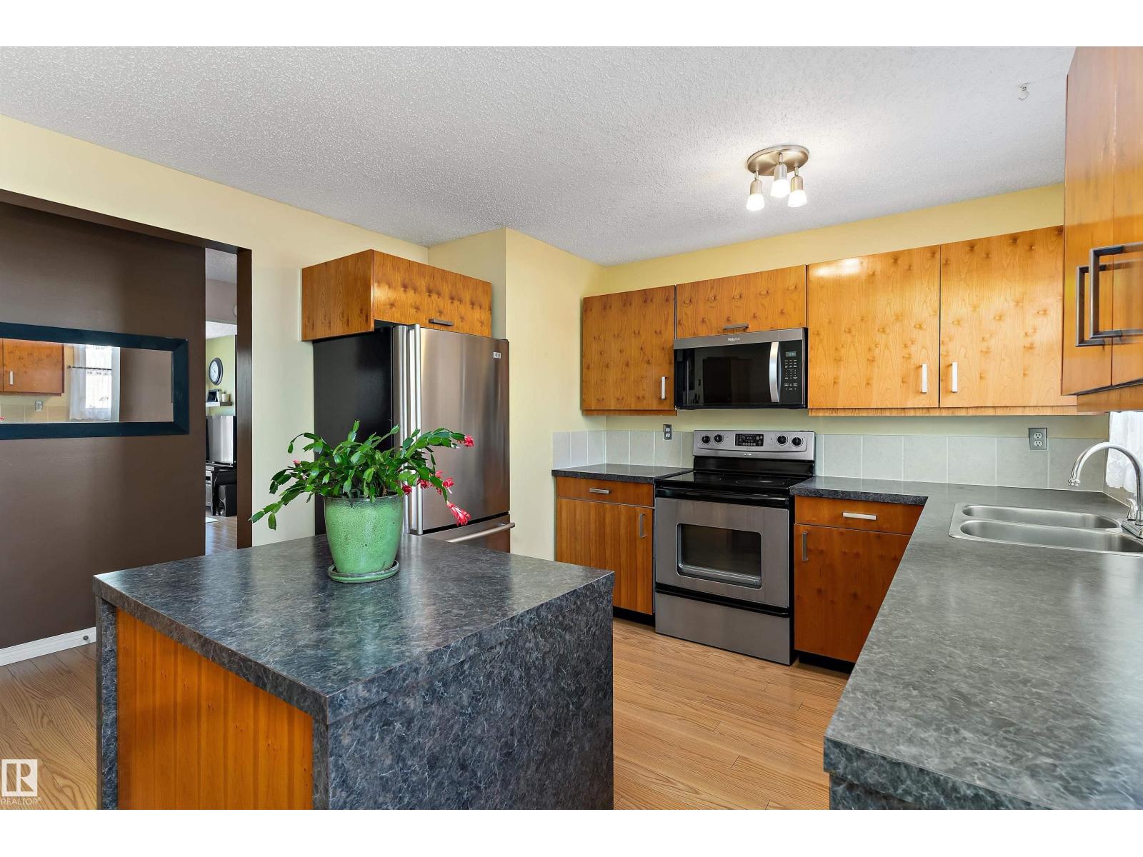 17132 103 ST NW - 11
