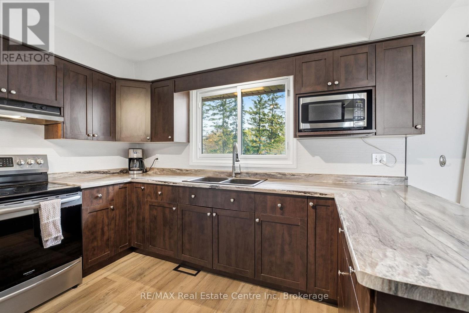 160 WELLINGTON ROAD 7 - 16