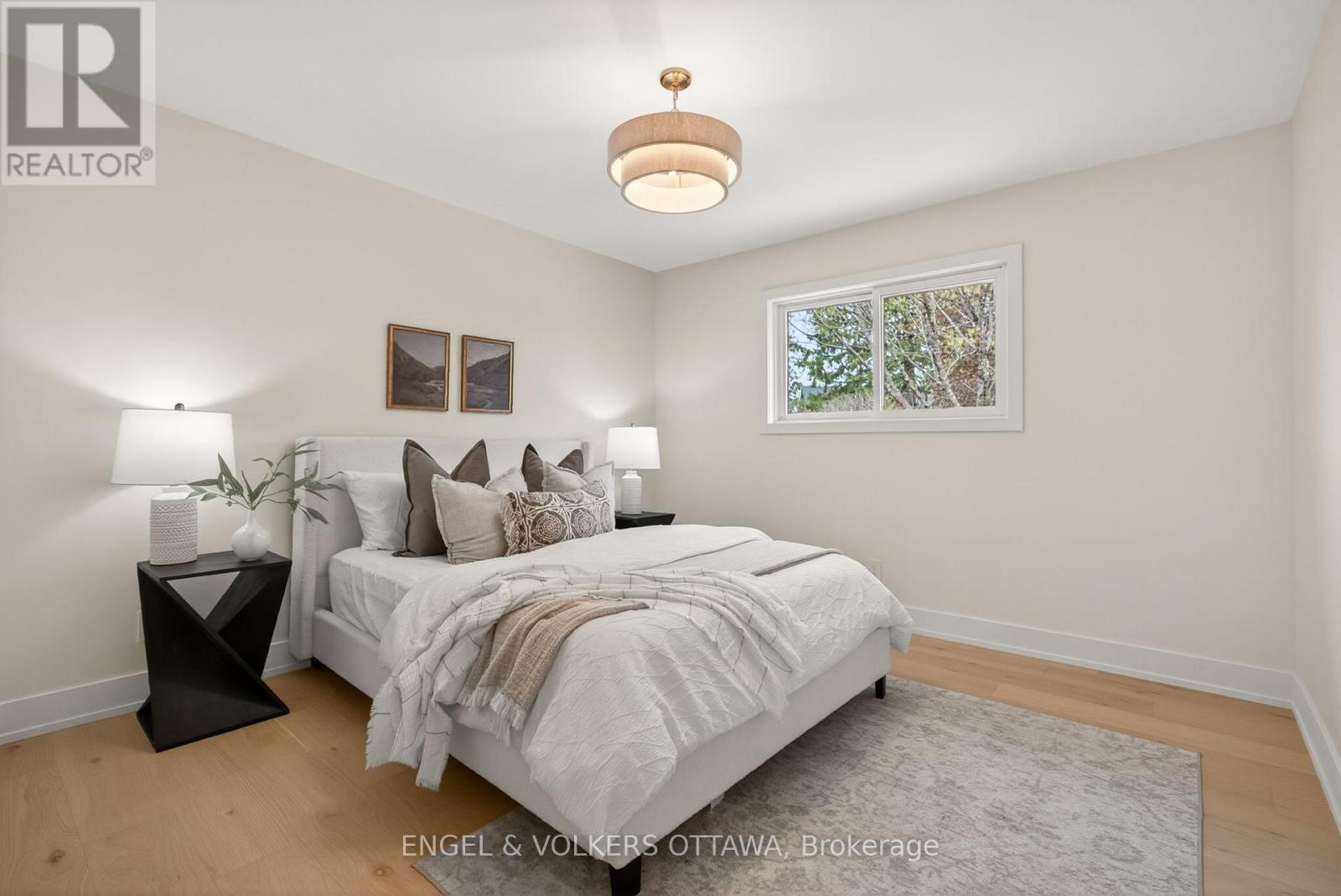 24 ROUNDHAY DRIVE - 16