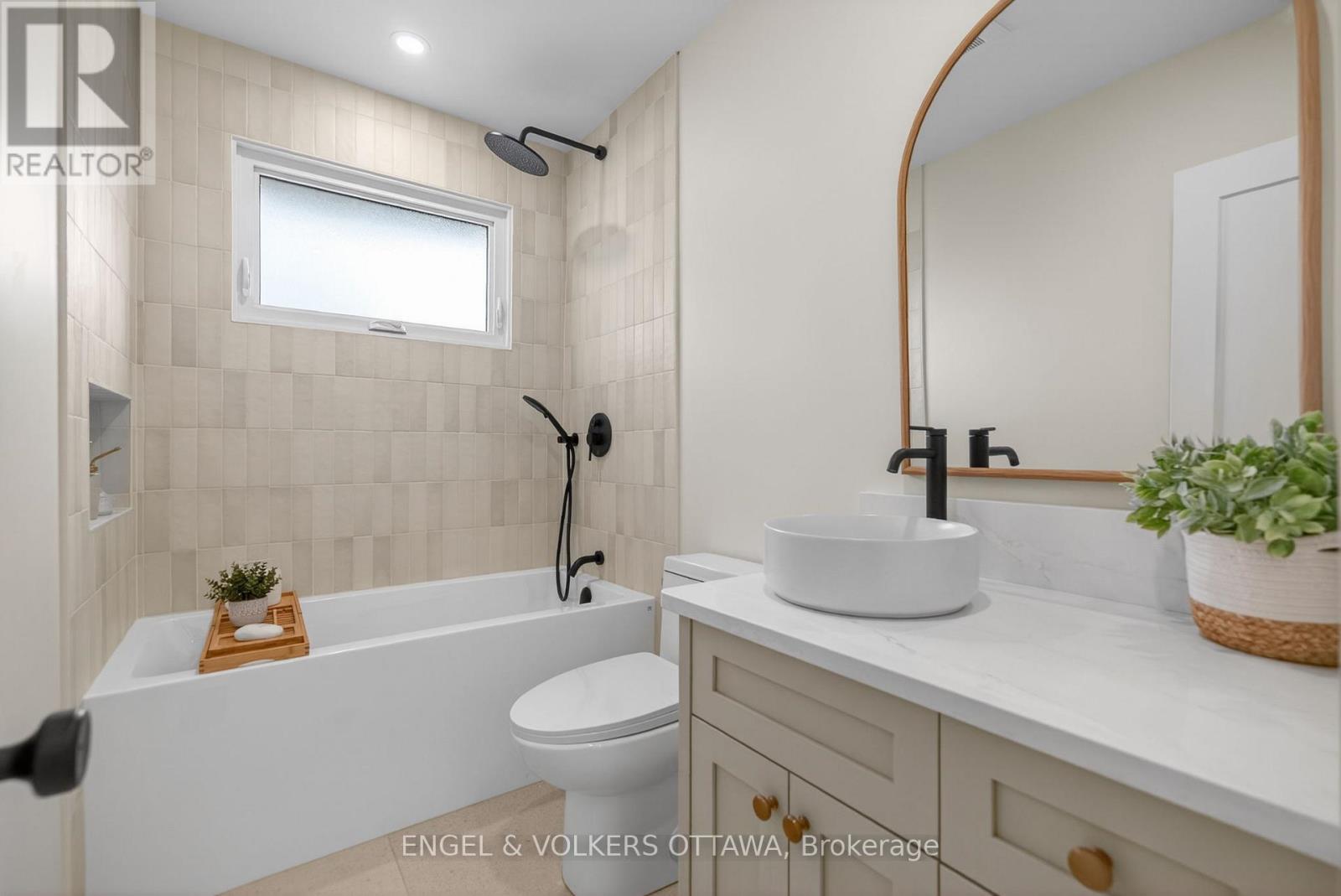 24 ROUNDHAY DRIVE - 21