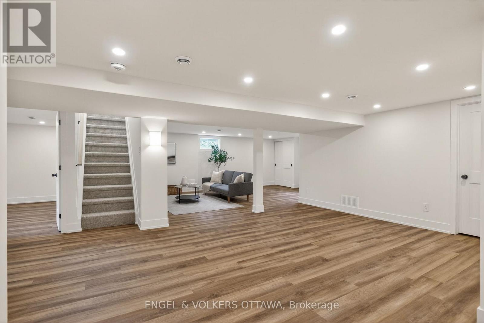 24 ROUNDHAY DRIVE - 22