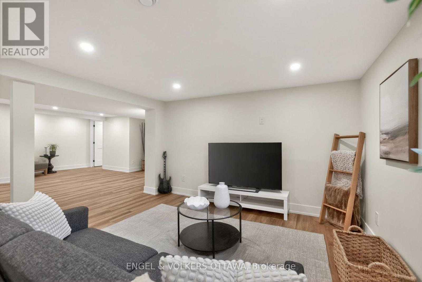 24 ROUNDHAY DRIVE - 24