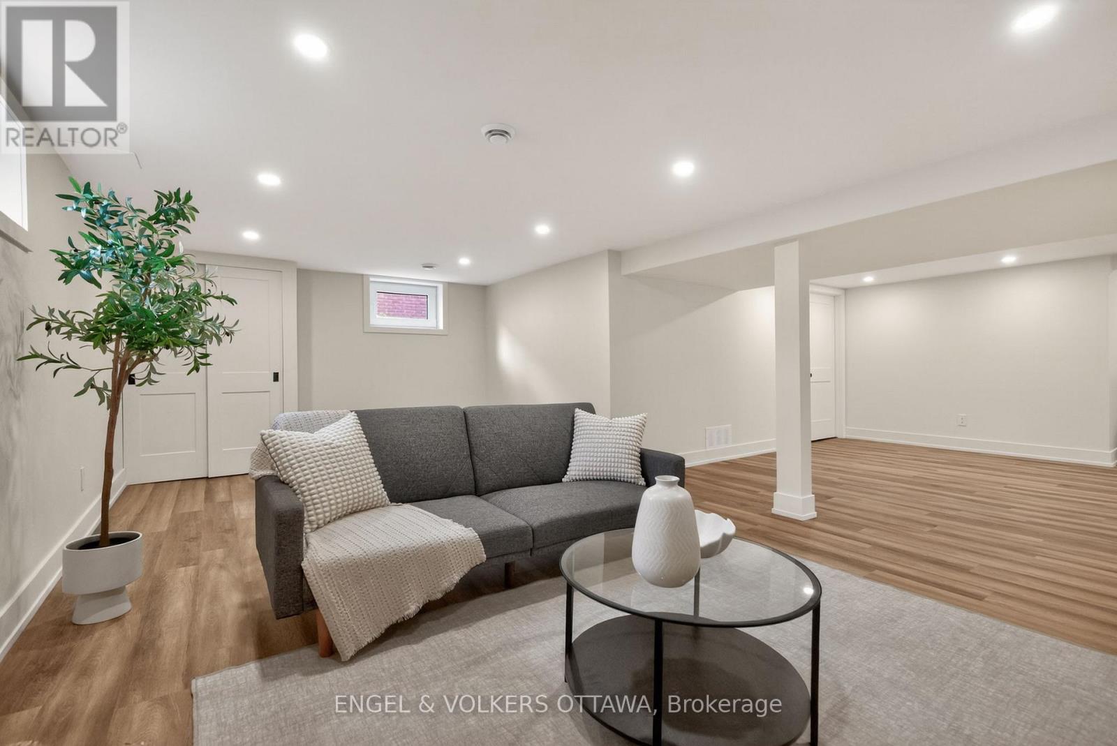 24 ROUNDHAY DRIVE - 25