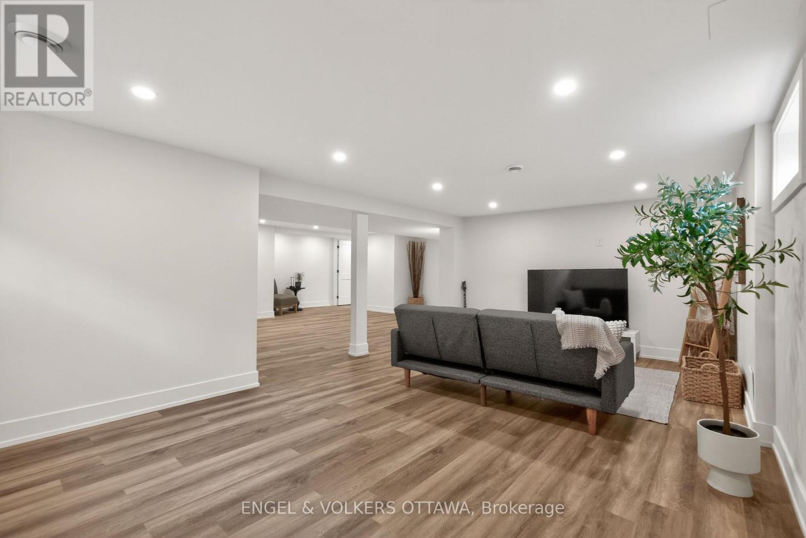 24 ROUNDHAY DRIVE - 26