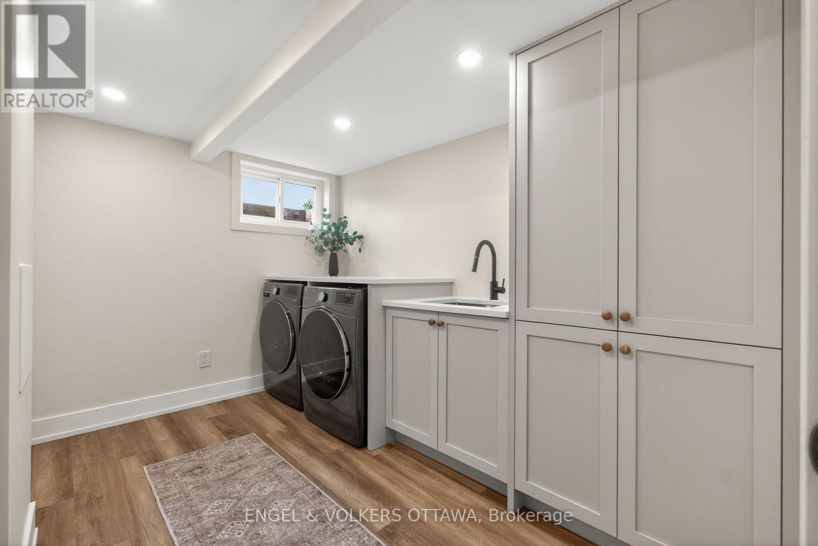 24 ROUNDHAY DRIVE - 32