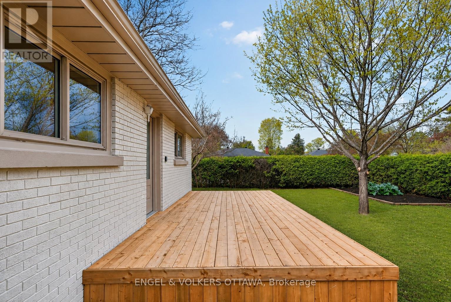 24 ROUNDHAY DRIVE - 33