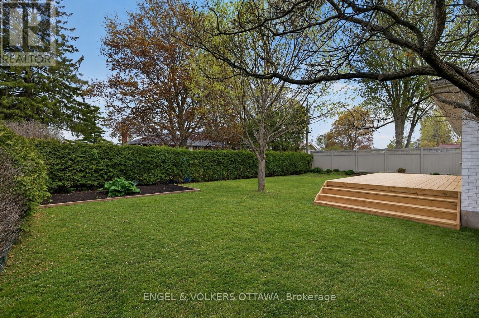 24 ROUNDHAY DRIVE - 35