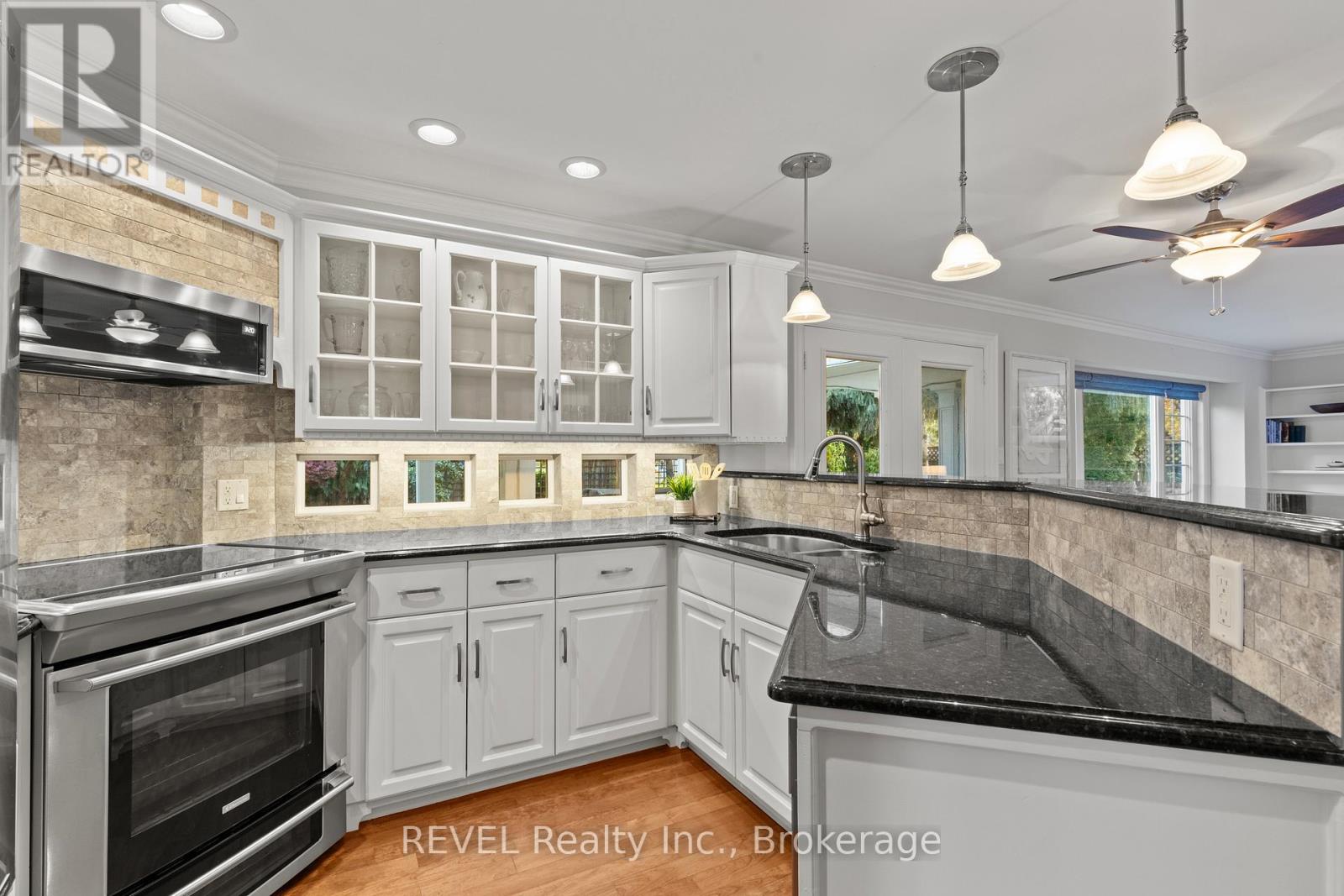 36 CONFEDERATION DRIVE - 13