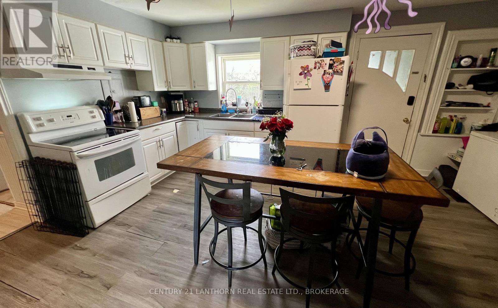 10/12 MANITOU CRESCENT E - 11