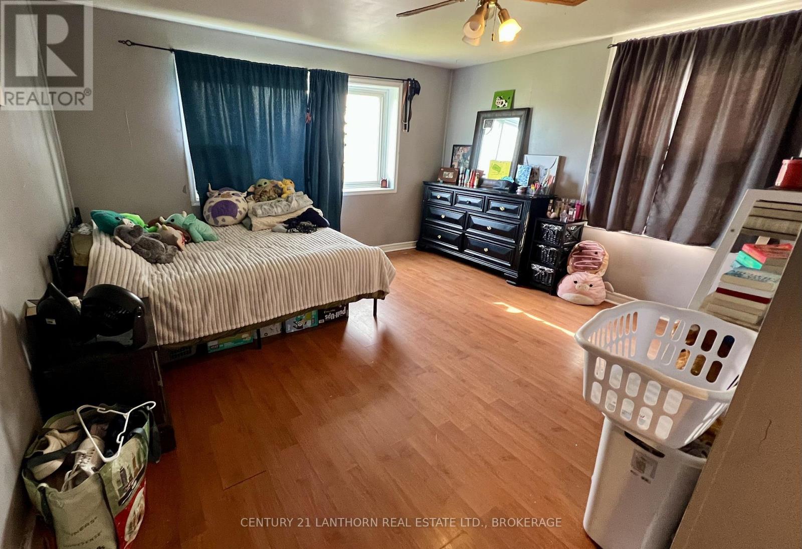 10/12 MANITOU CRESCENT E - 12