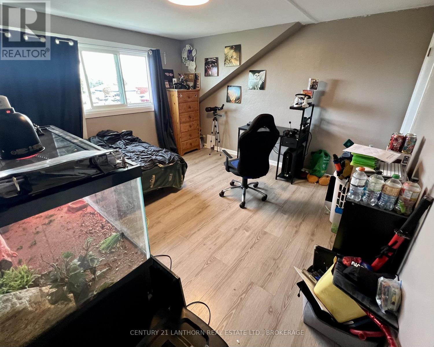10/12 MANITOU CRESCENT E - 15