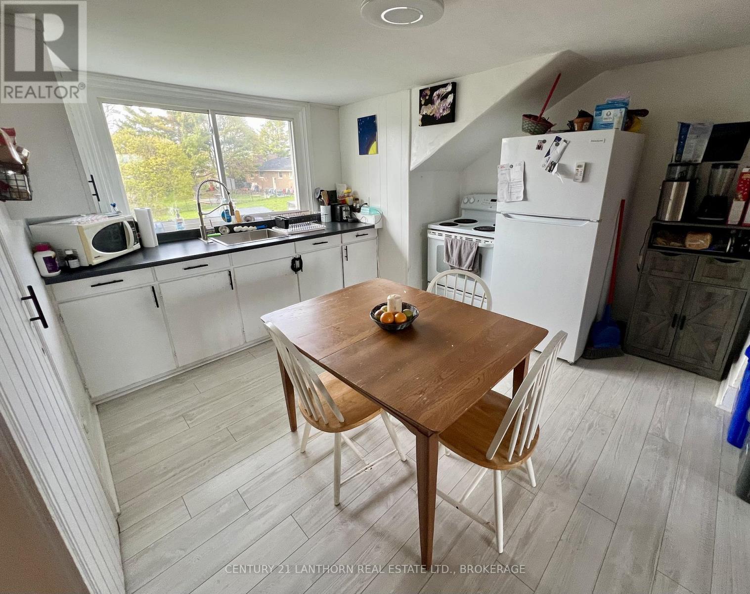 10/12 MANITOU CRESCENT E - 17