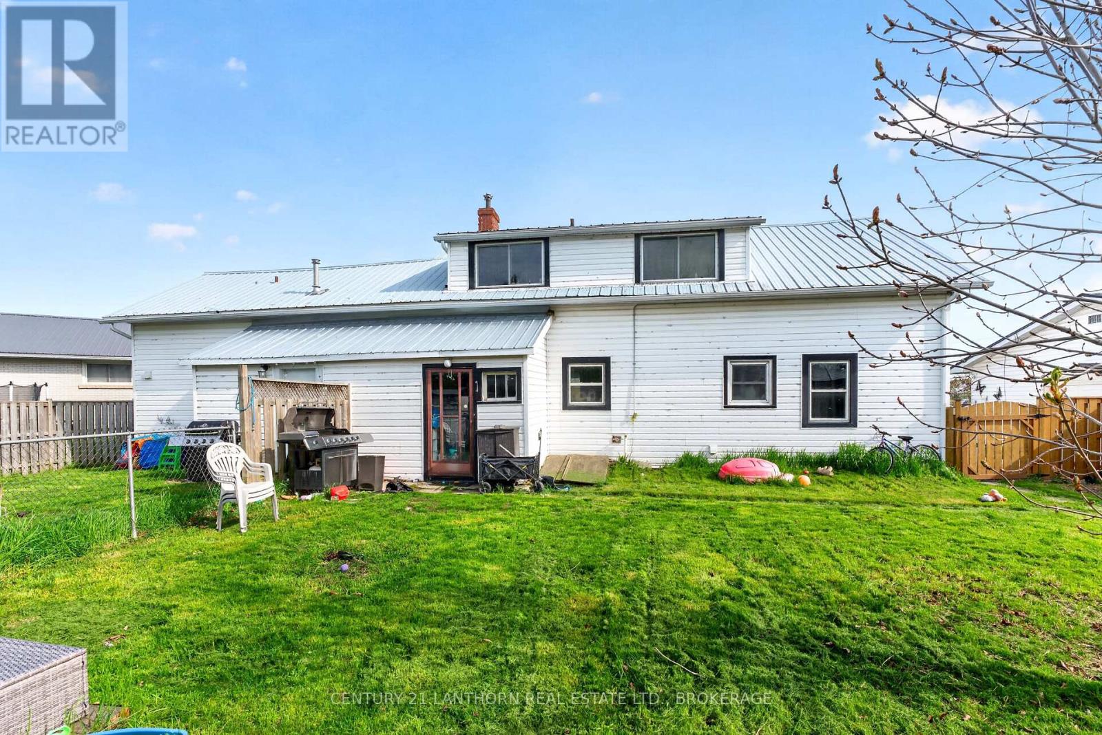 10/12 MANITOU CRESCENT E - 7