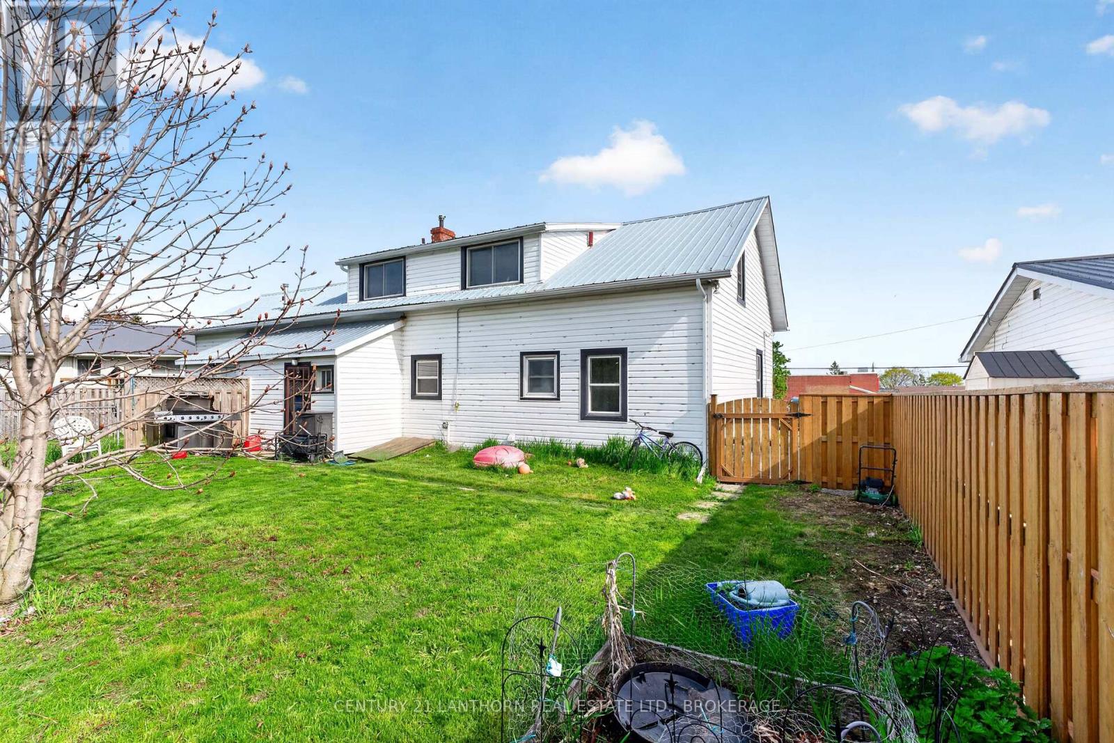 10/12 MANITOU CRESCENT E - 8