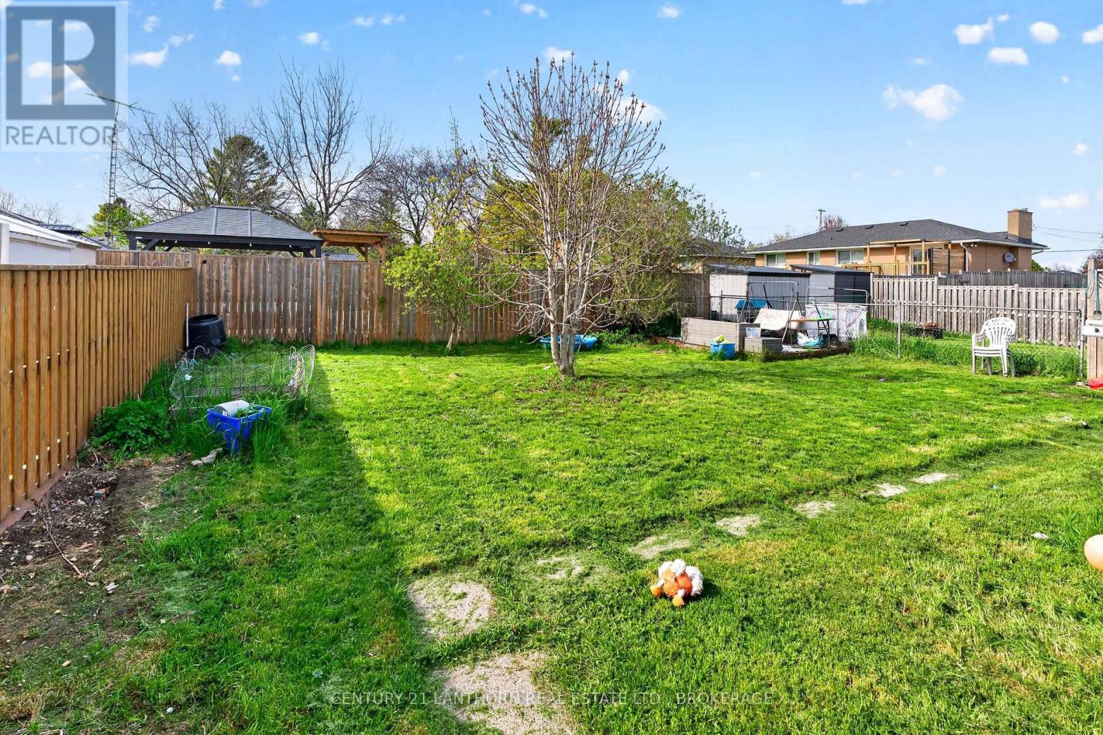 10/12 MANITOU CRESCENT E - 9