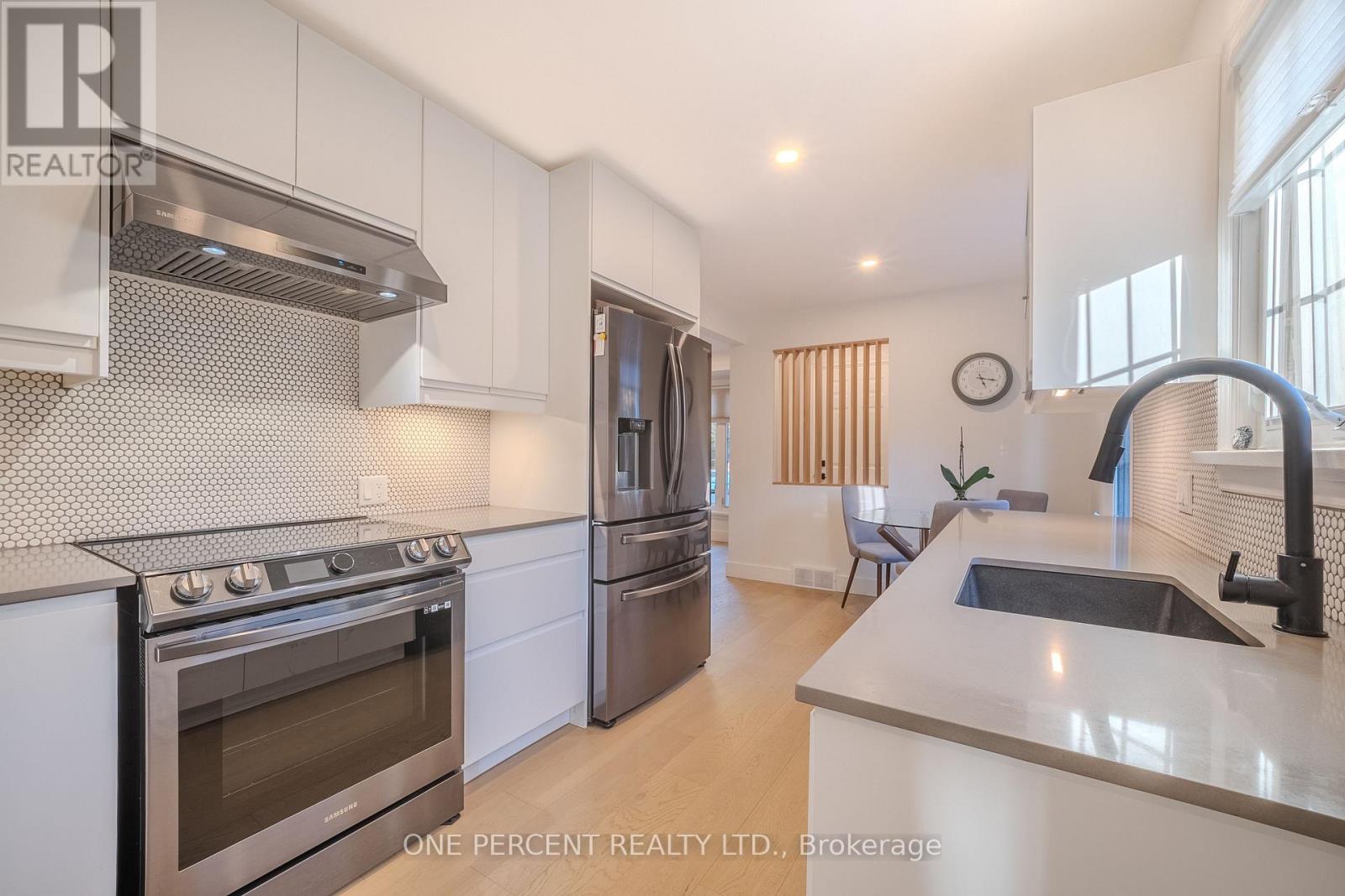 38 ALBANY DRIVE - 12