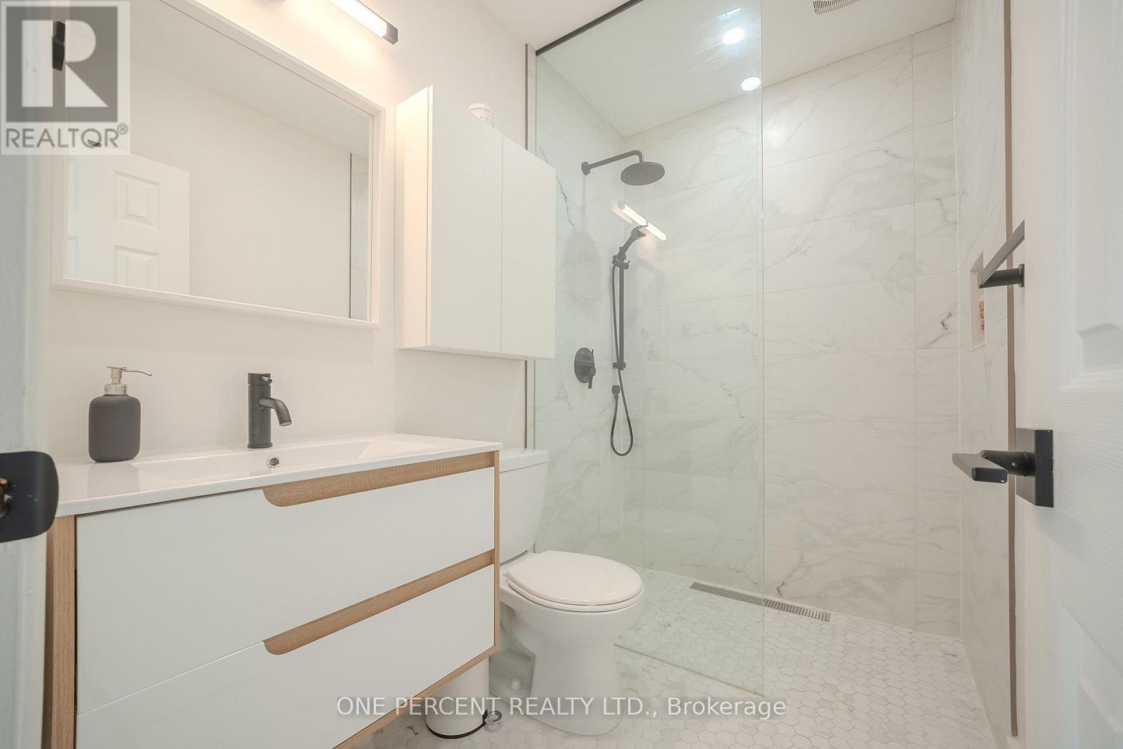 38 ALBANY DRIVE - 18