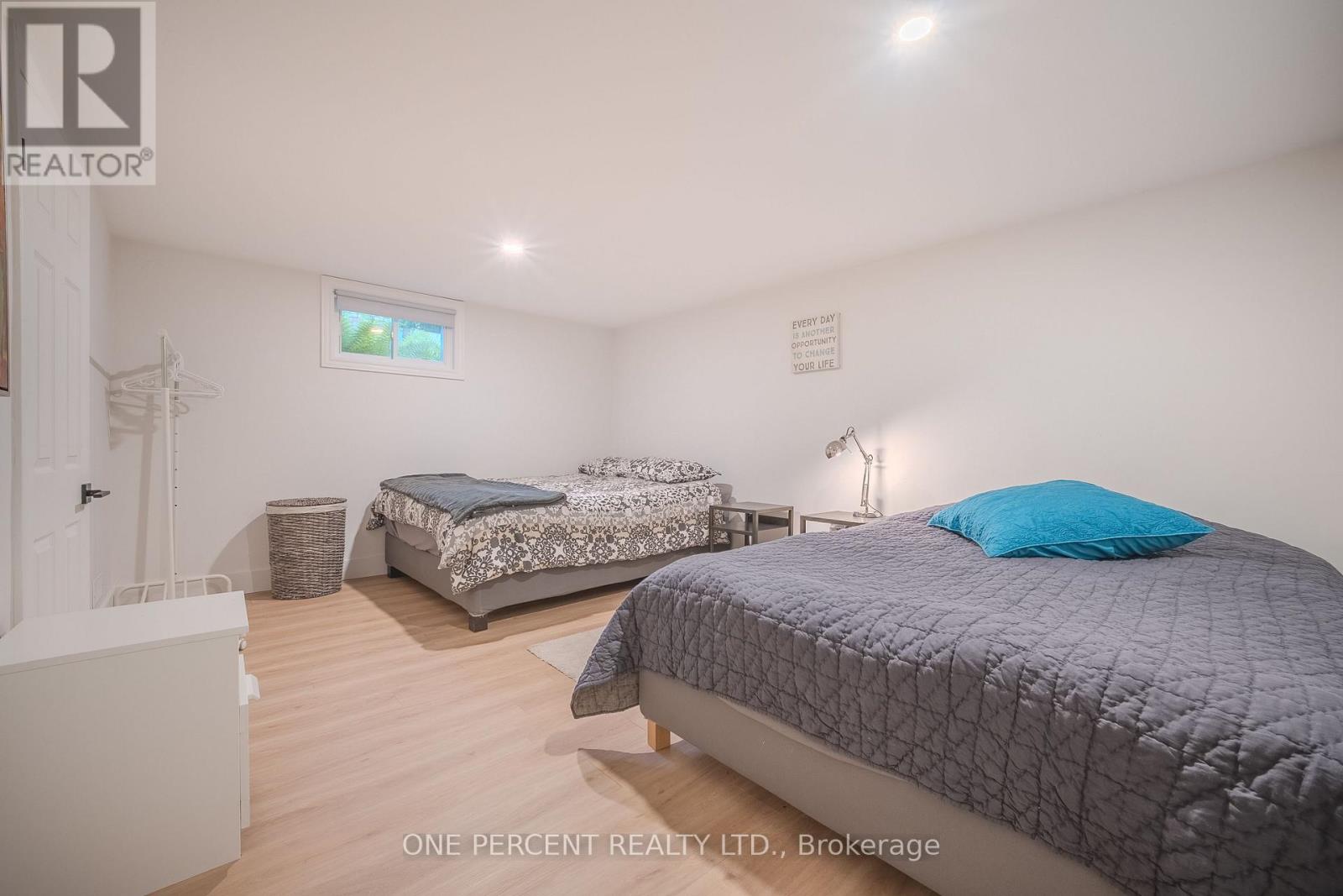 38 ALBANY DRIVE - 22